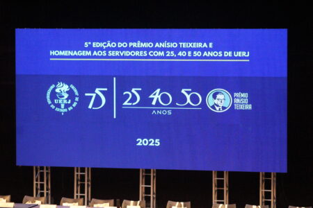 Uerj homenageia servidores com 25, 40 e 50 anos de instituição e anuncia Prêmio Anísio Teixeira