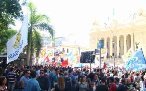 Deputados governistas aplicam duro golpe nos trabalhadores e aprovam aumento previdenciário