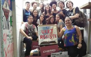 Estudantes da Unirio doam alimentos não-perecíveis para campanha do Sintuperj