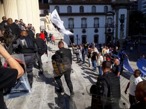 Com portas fechadas ao público, Alerj aprova contas do Governo de 2016