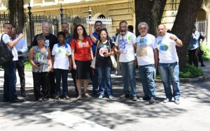 Servidores públicos promovem vigília em frente ao Palácio Guanabara enquanto representantes de categorias se reúnem com governador