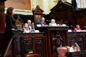 Parlamentar grega alerta o Brasil para consequências do aumento da dívida pública