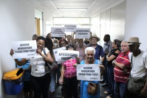 Técnico-administrativos aposentados da Uerj cobram reenquadramento em ato na Reitoria