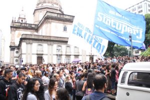 300 mil no Centro do Rio: contra cortes de verbas e reforma da Previdência, Educação dá aula de cidadania