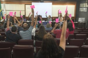 Técnico-administrativos debatem problemas no Hupe em assembleia