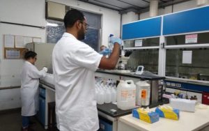 Instituto de Química produz álcool para desinfecção em unidades de saúde da Uerj