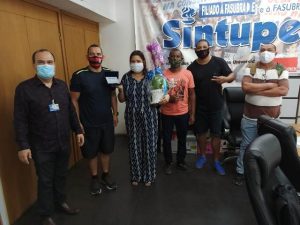 Uma homenagem à Madalena pelos 25 anos de serviços ao Sintuperj