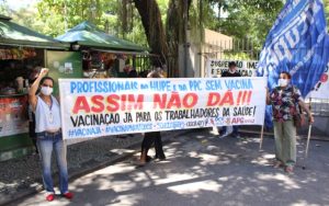 Trabalhadores e estudantes da Uerj promovem mobilização pela vacina e pela vida em frente ao Hospital Universitário Pedro Ernesto