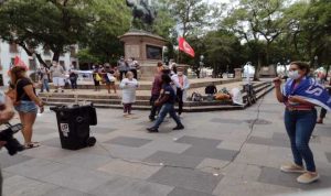 Vacina para todos e defesa do SUS público mobilizam trabalhadores no centro do Rio