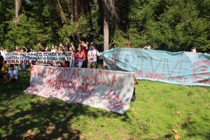 Comunidade uerjiana realiza ato contra autoritarismo à universidade