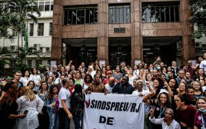 Profissionais da enfermagem promovem ato no Centro do Rio pela garantia do piso salarial nacional da categoria