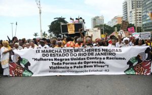 Marcha das Mulheres Pretas toma conta da orla de Copacabana
