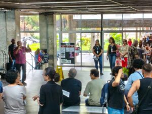 Trabalhadores da Uerj organizam panfletagem no primeiro dia letivo da Uerj, no hall dos elevadores do campus Maracanã
