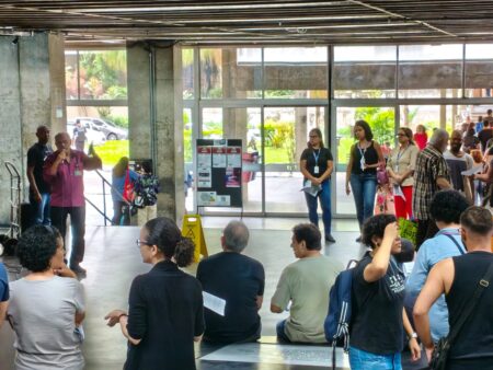 Trabalhadores da Uerj organizam panfletagem no primeiro dia letivo da Uerj, no hall dos elevadores do campus Maracanã