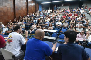 Plenária de servidores e estudantes da Uerj termina com ato pró-greve