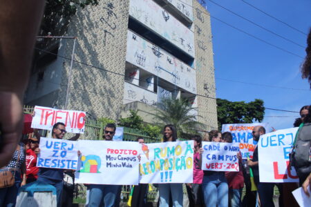 Manifestação de trabalhadores e estudantes da Uerj cobra novo campus para unidade da Zona Oeste