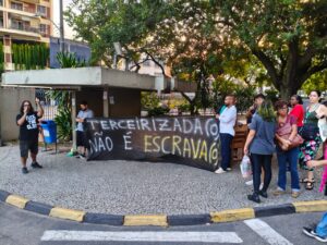 Servidores da Uerj promovem ato em defesa dos terceirizados da universidade