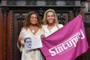 Coordenadora do Sintuperj, Regina Souza é homenageada com Comenda Minervino de Oliveira