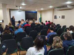 Servidores dos cursos de Medicina, Enfermagem e Biologia da Uerj realizam plenária para organizar atividades de greve