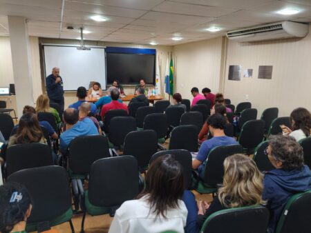Servidores dos cursos de Medicina, Enfermagem e Biologia da Uerj realizam plenária para organizar atividades de greve