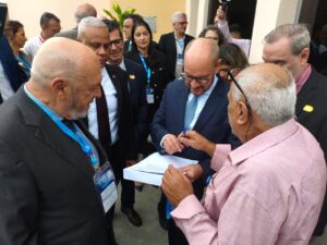 Em evento realizado no Hupe/Uerj, Sintuperj entrega ofício ao governador em exercício Ricardo Couto para retomada das negociações do PCCS dos técnicos
